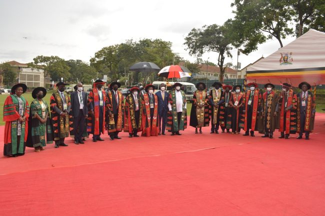 President Museveni in agroup photo with other officials at Makerere University