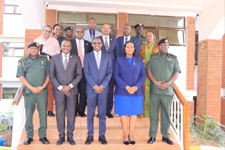 HON KIRYOWA KIWANUKA HON AKIFEZA GRACE MSDVA GENERAL DUTIES(c) LT GEN OKIDINGI DCDF, BRIG GEN RONALD RWIVANGA & JACK BAKASUMBA UPDF CJS IN A GROUP PHOTO WITH EASF DELEGATION AT MODVA HQS.JPG