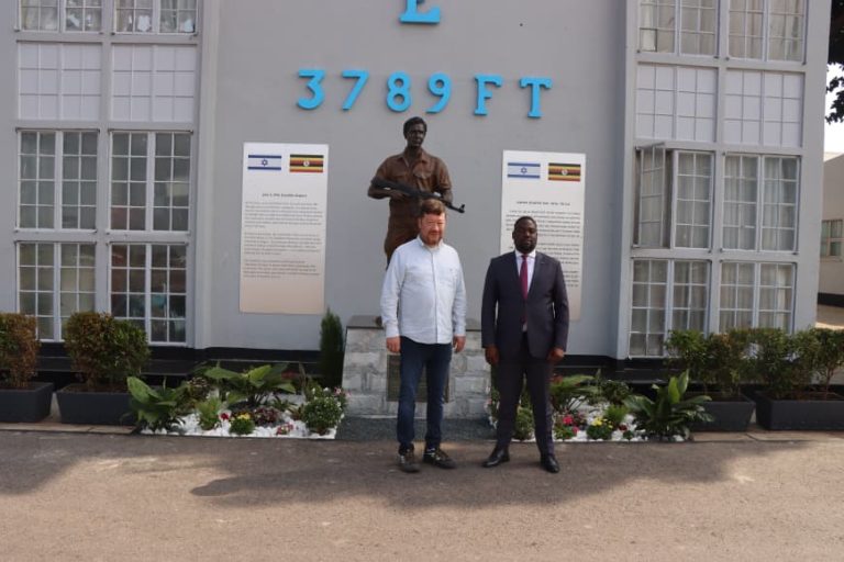 Speaker of Czech Republic having a group photo with Monument Of Netenyahu at Airport.JPG
